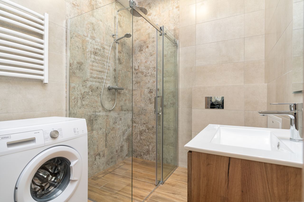 Corner shower cubicle layout