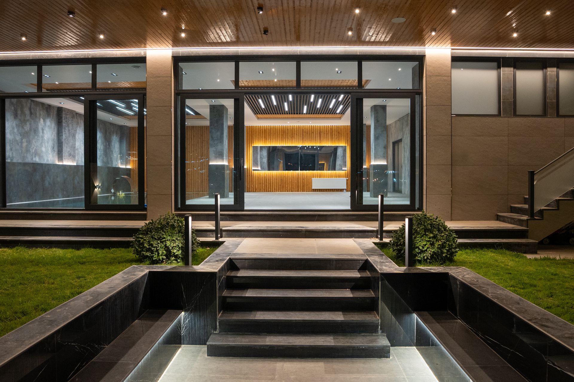 Slim profile aluminium doors