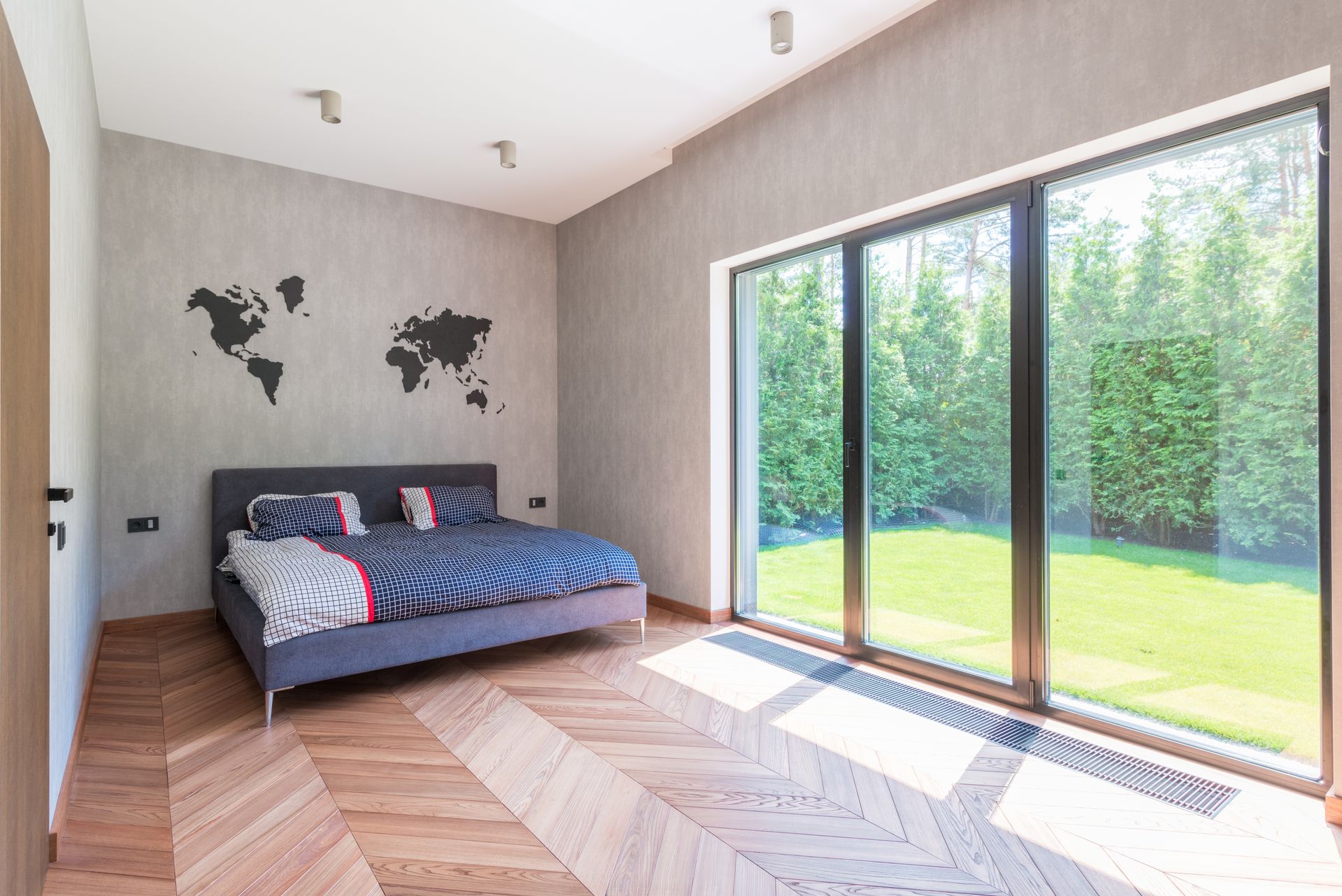 Slim profile system for a large glass opening